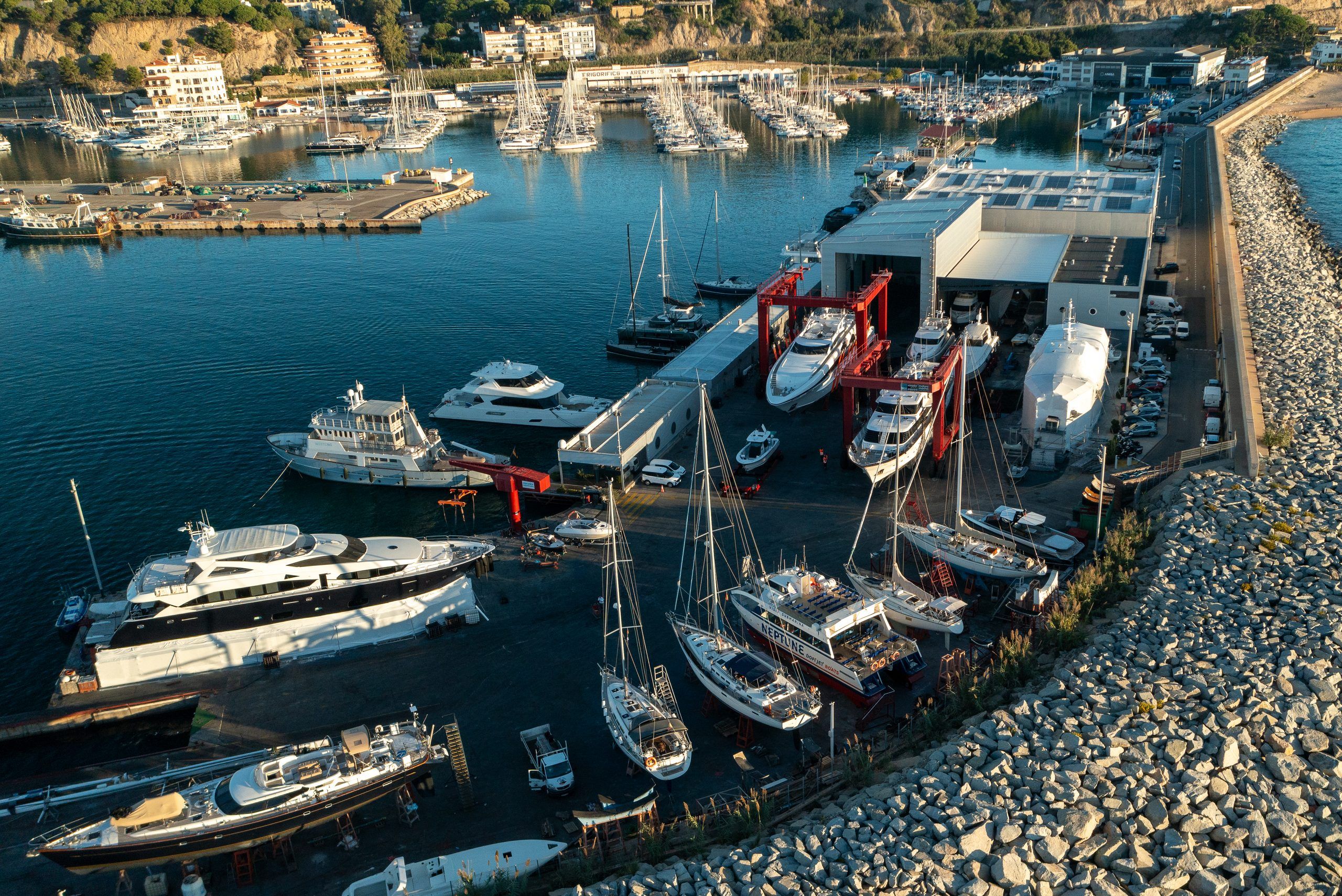 Vista aérea del puerto de Arenys de Mar con el astillero, el travelift y embarcaciones amarradas