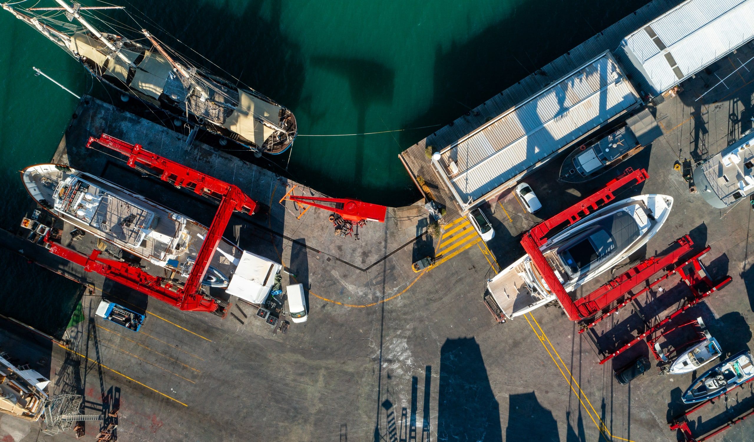 Explanada técnica del astillero Varador 2000 con embarcaciones en tierra durante el refit