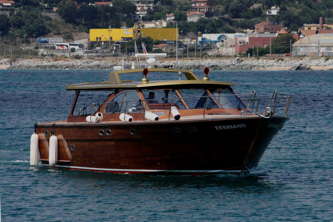Refit de Celia, un yate clásico con casco, cubierta e interior de madera