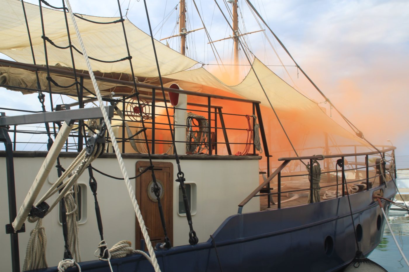 Simulacro de incendio a bordo del velero Sirius con rescate de herido